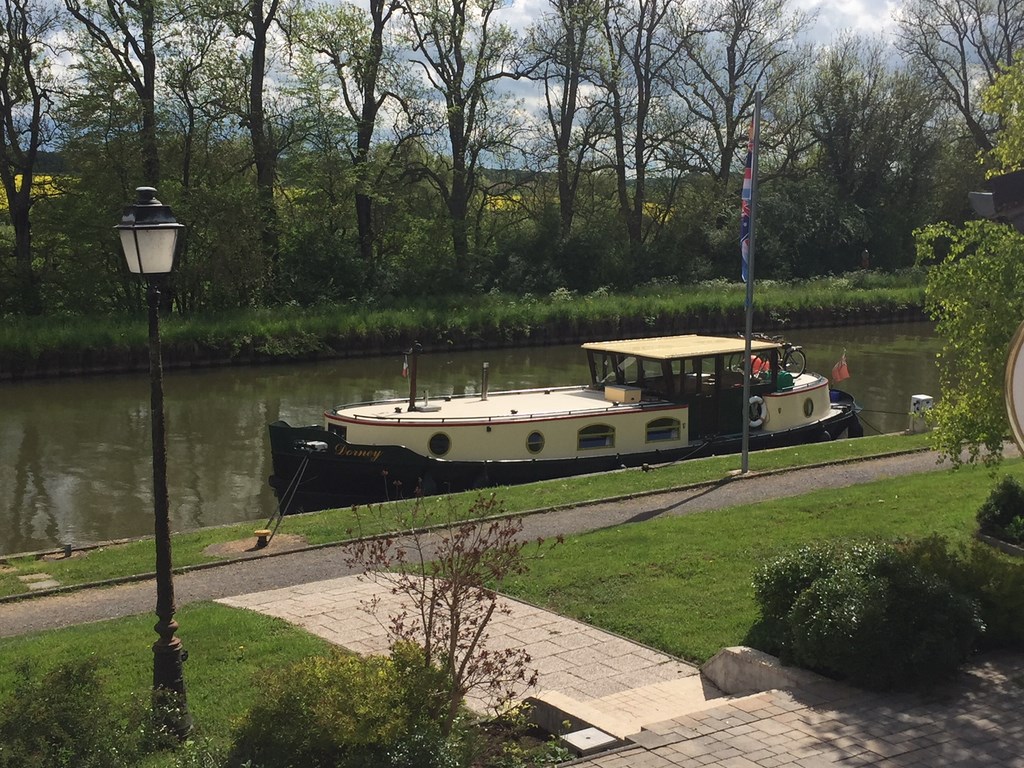 Shared Barge Dorney Picture 4